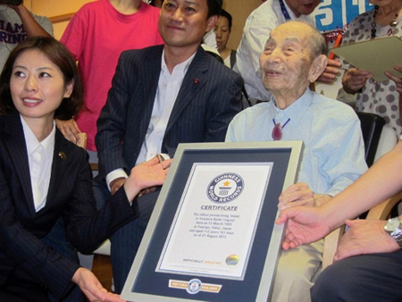Cụ Yasutaro Koide thời điểm nhận kỷ lục Guiness dành cho người già nhất thế giới còn sống.